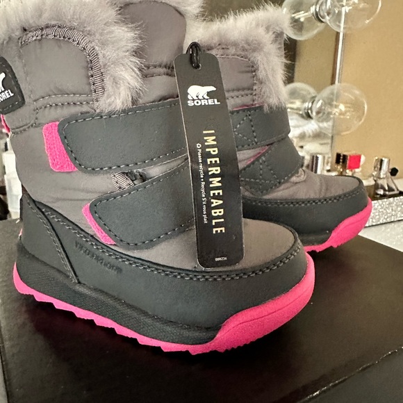 Brand new with tags and box - Picture 3 of 3